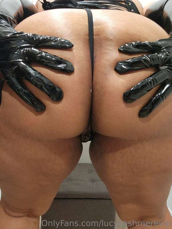 Cum get a taste 👅🍑 Check DM! 😈