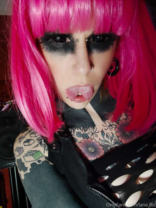 A Demoness ready to please her Master 🖤