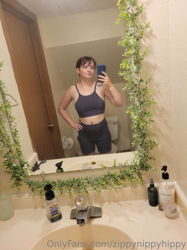 Lil fit check before the workout 😈