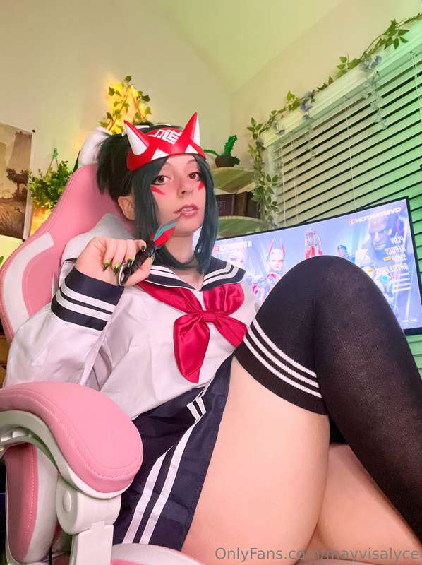 I decided to take a lot of pictures in this outfit for you!!..
