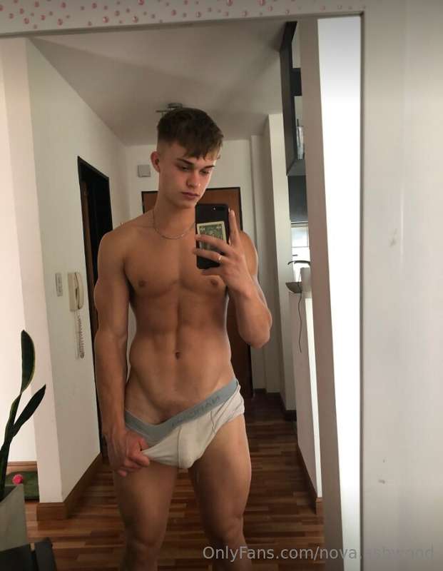 Mirror selfie game strong, and so is what’s under these brie..