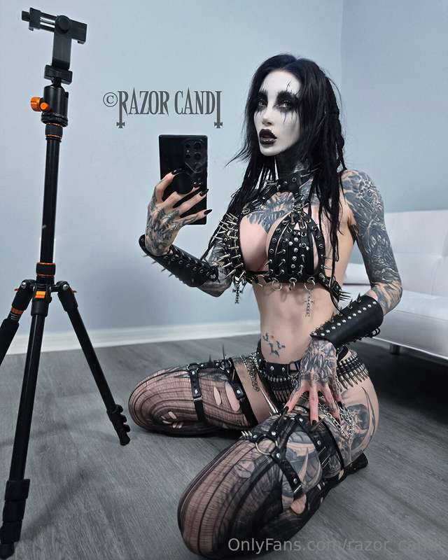 Have a brutal Sunday 😈sub to my VIP onlyfans @razorcandi to ..