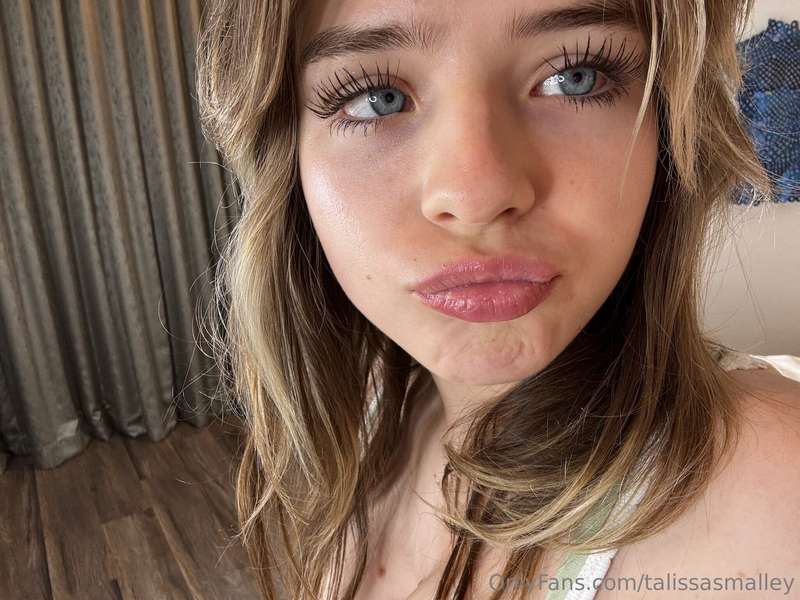 Can I have a kiss? 💋 pretty plz 