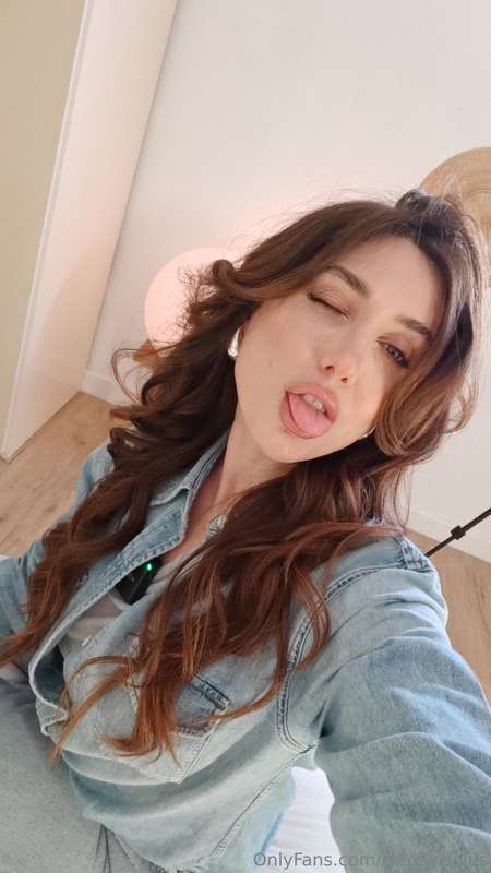 I'm online on chaturbate ♥️