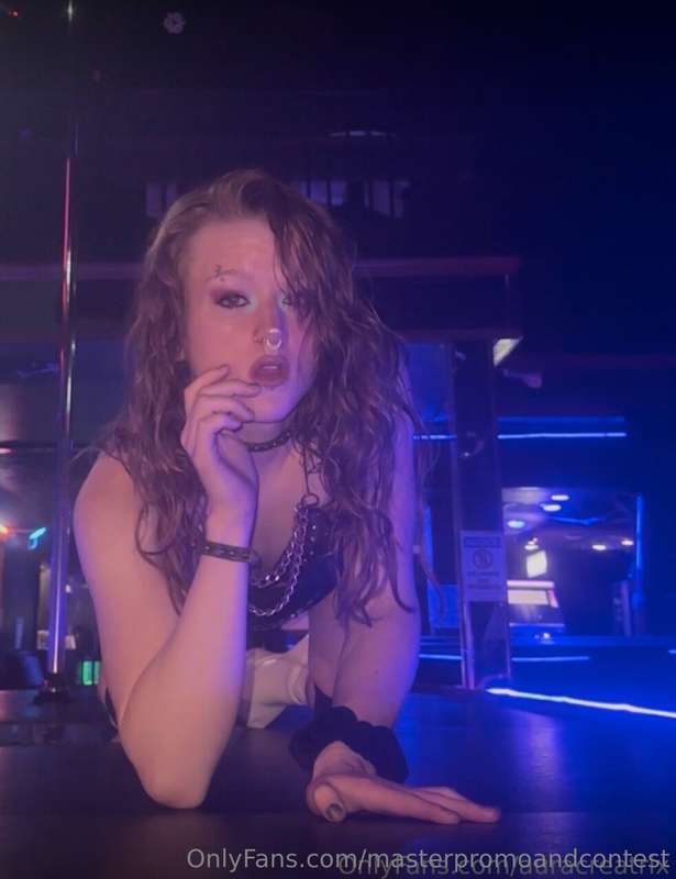 @auracreatrix" Petite, redheaded, pole dancer, fully nude pa..