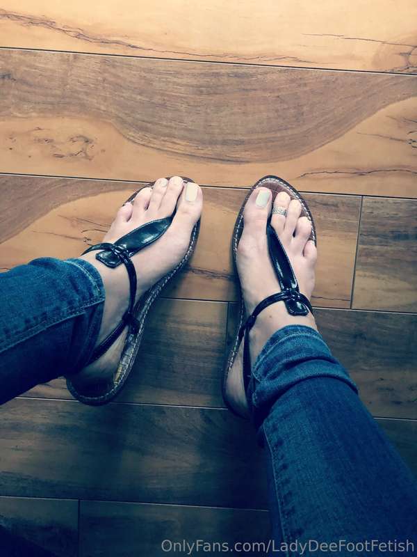 Happy TOESday!My pretty feet in Sam Edelman thong sandals 