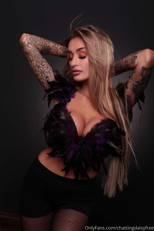 You don't have to be naked to be sexy. 🖤👠💄💋🫦