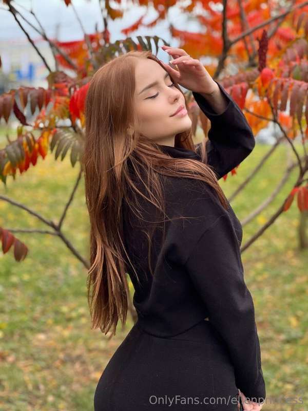Fall foliage photo shoot😍 do you like fall colors?