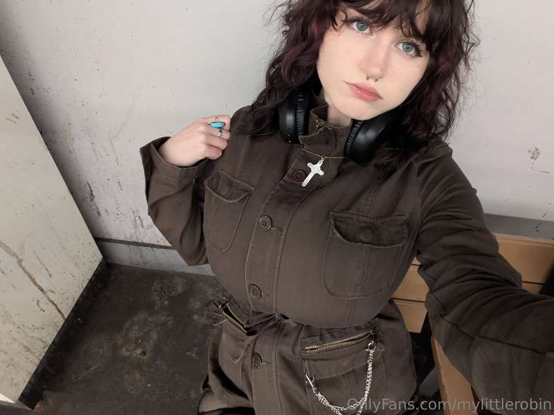 Big eyes, small waist. (￢‿￢ )