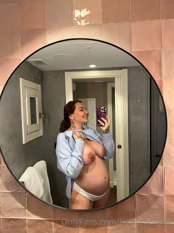 6 months pregnant 🤰