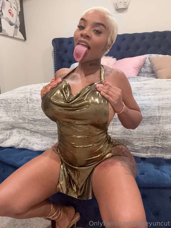 Wanna see under my dress? 🥵