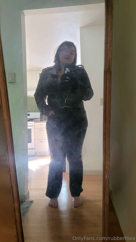 PHOTOSET Barefoot in leather. Mirror selfies.Out of what I'v..
