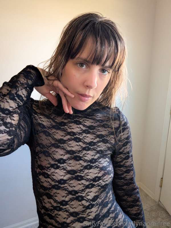 Posing in a full lace bodysuit: https://onlyfans.com/1813732..