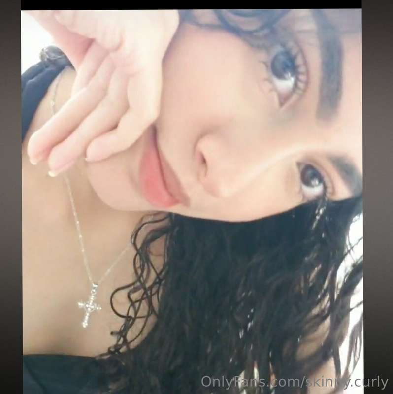 skinny.curly