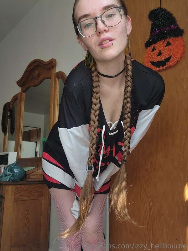 izzy_hellbourne image #0
