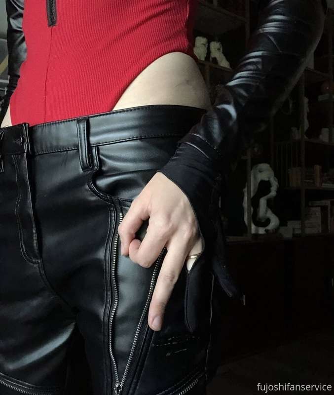 Shiggy but everyone is calling this a slut outfit 🥴
