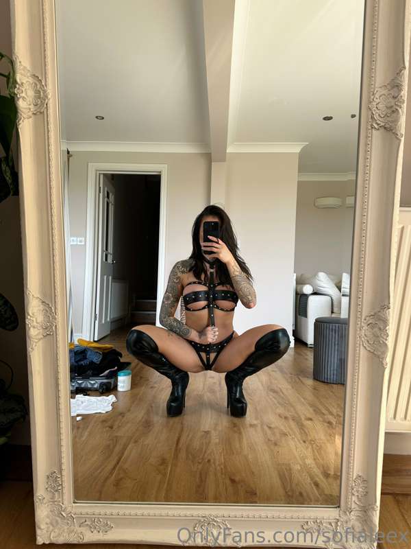 I'm feeling extra naughty today😏Who wants to play with me?