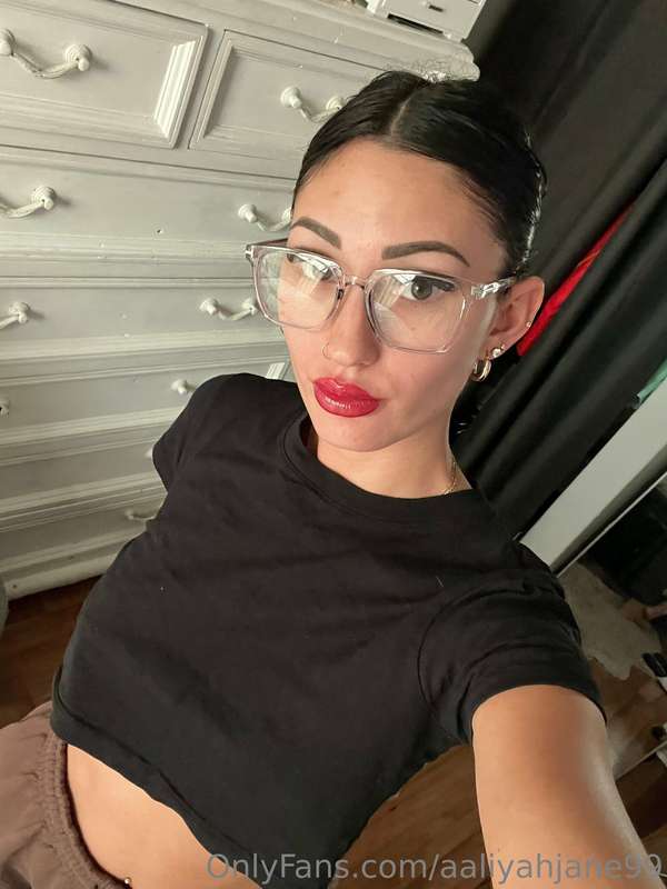 Tell me you want me to suck your cock with these juicy lips ..