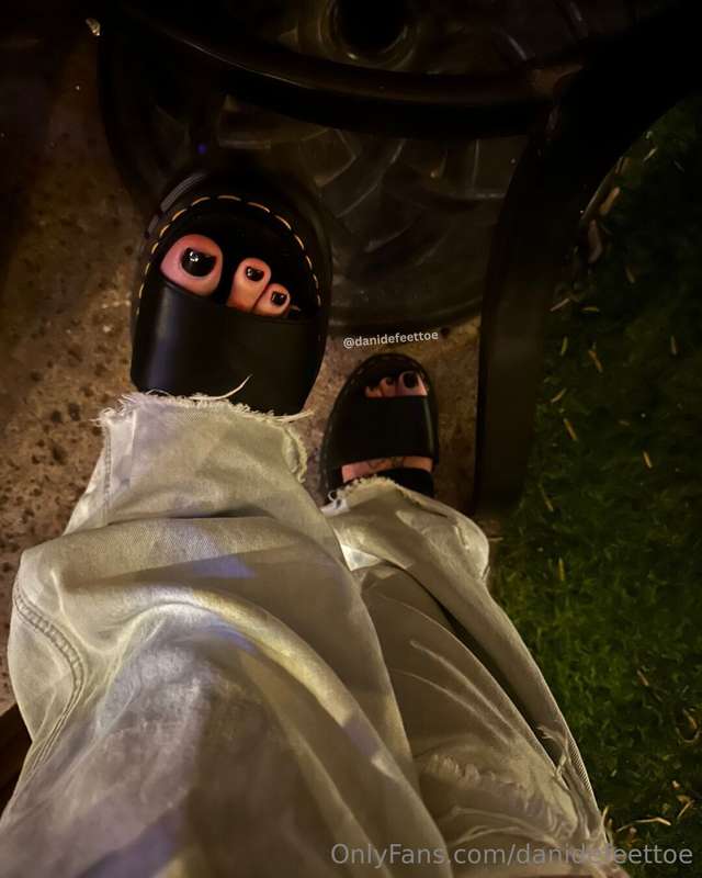 Caught you staring at my exposed toes 🥰