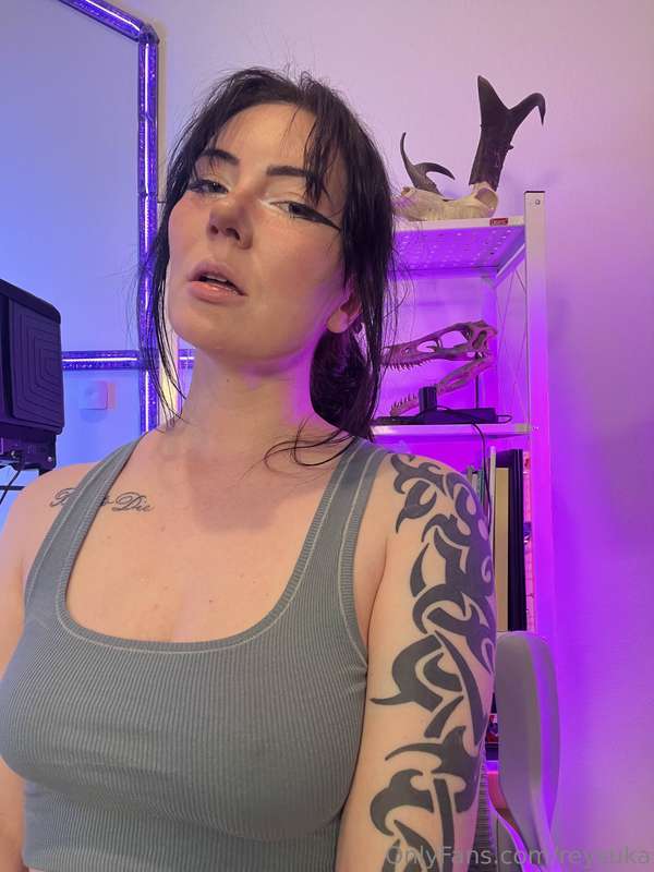 Come distract me, my DMs are open 💕