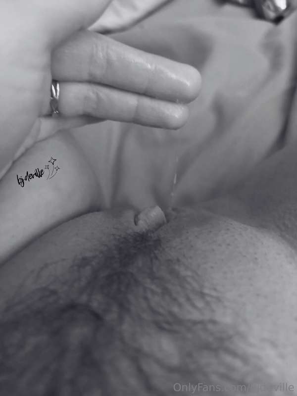 Moist Monday in monochrome. 💦💦