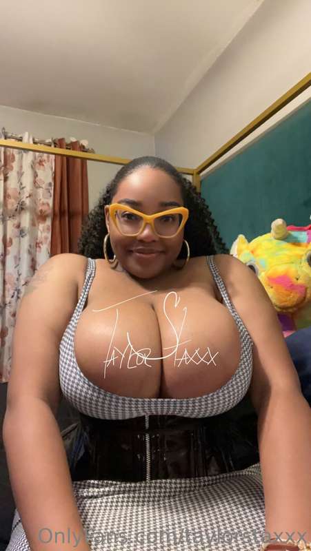 Busty ebony model with glasses 
🙋🏽‍♀️ @ulovetaylorstaxxx