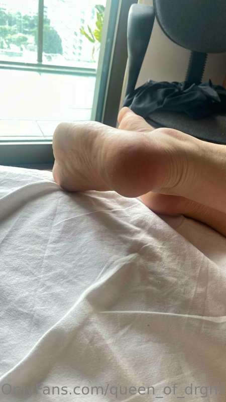 Do I have any foot lovers here?) 🦶