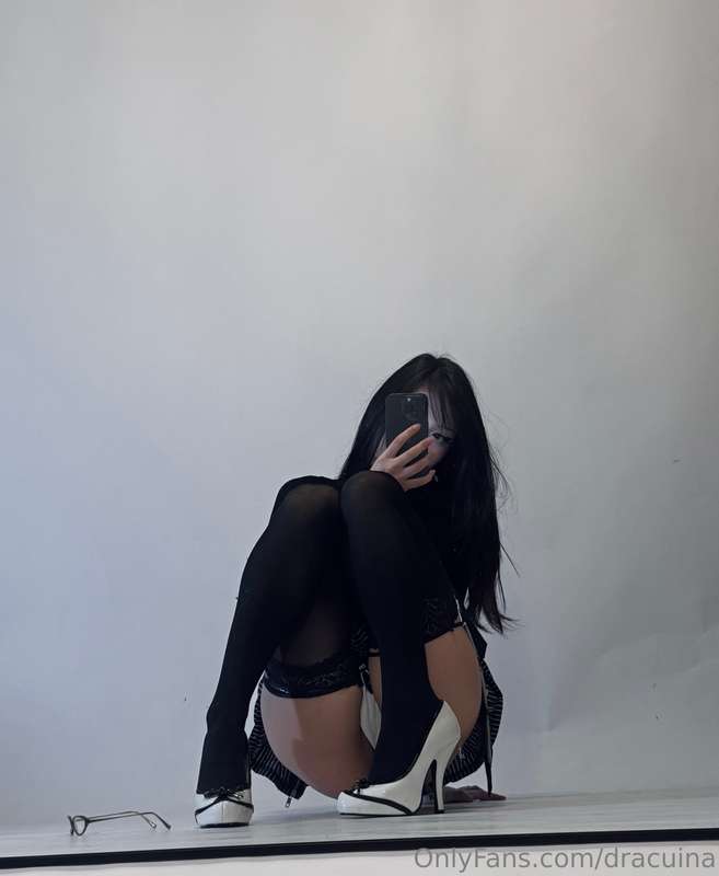 >_< 