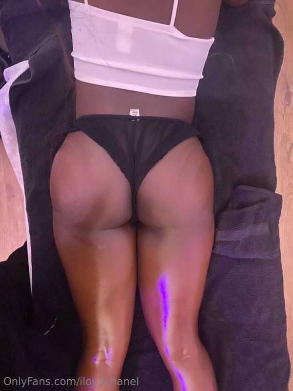 I’m on the massage table , ready for my massage 💆🏾‍♀️ It’s t..