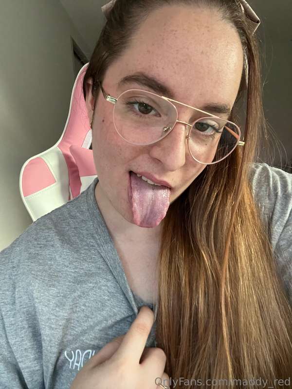 This tongue has a lot of tricks... want to find out? 😈 dm me..