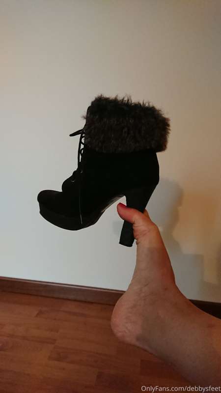 with these long toe, I can collect many objects ...even my h..