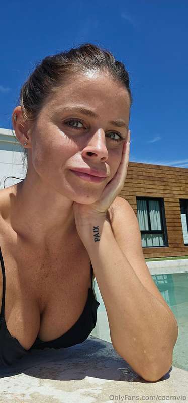 Very hot here 🌡☀️ enjoying the pool, loving the summer! ❤️‍🔥..