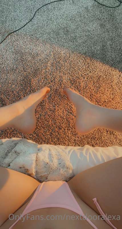 Dm me..?🦶💦