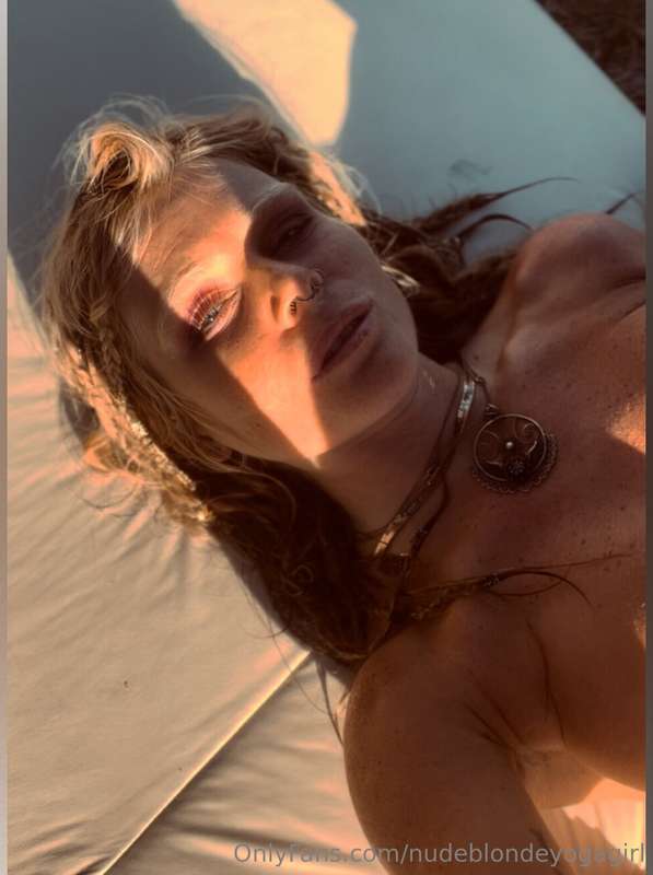 nudeblondeyogagirl