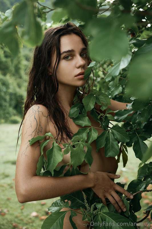 nature already adored her. what about you? 🌿