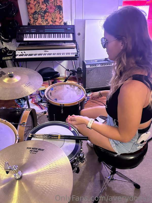 Is playing the drums with sticky hands a thing?