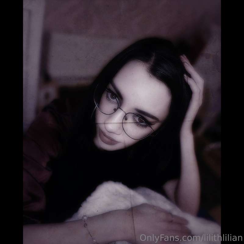 Hey Darling😶‍🌫️💜👹
Do you like this girl???🤓
