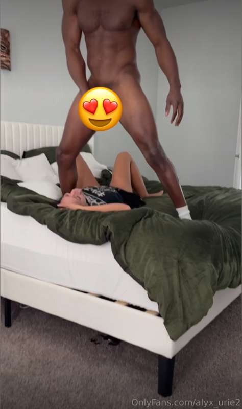 My husband can't help but cum when a BBC cums on my face 💦💦💦..