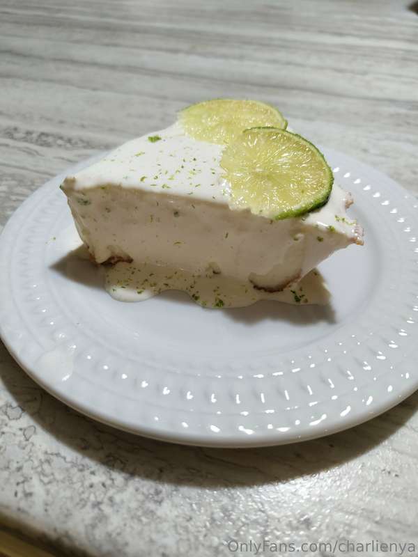 I tried baking a pie for the first time :3

It's a key lime ..