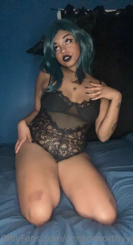 Unlock this post to see the lingerie come off 🖤🖤🖤