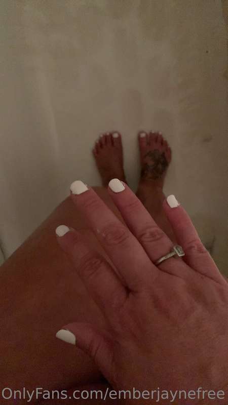 Basic bitch white looks good with my tan 😉