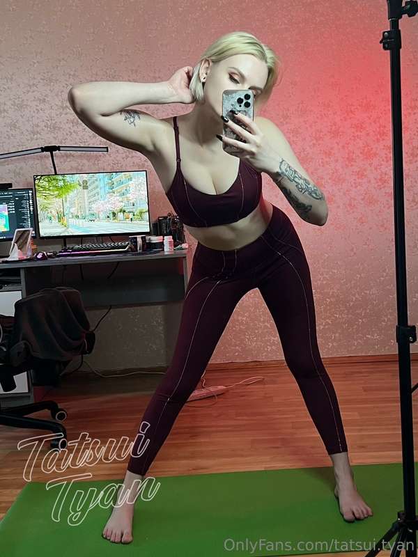If you want to get a glimpse of my Premium OF content, here ..