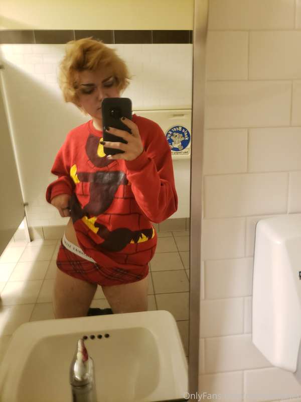 I hope everyone had a bootyful Halloween👻 Im sadly posting t..