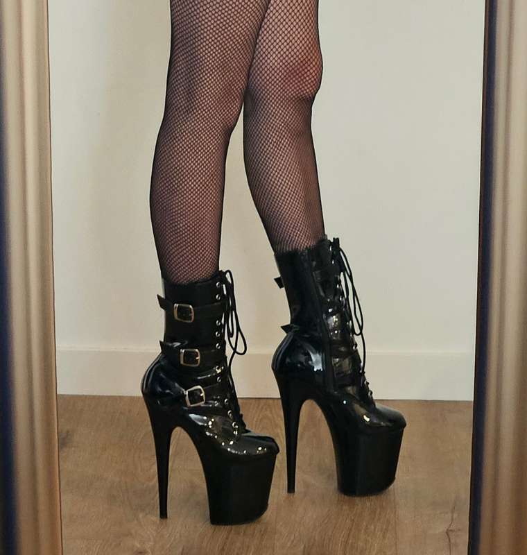 I just love these heels ❤️