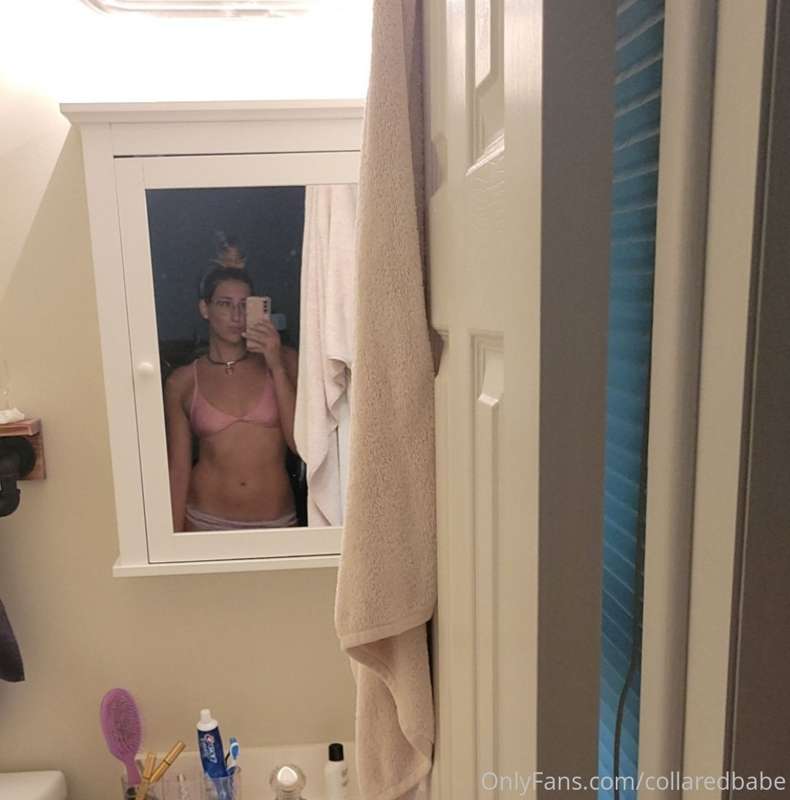 A little sneak peak into hottub time 😊 anyone wanna see any ..