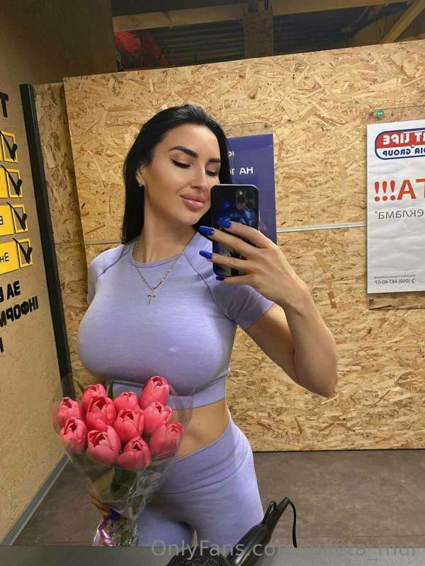 Give the girls flowers💐, we deserve it and much more..😘You c..