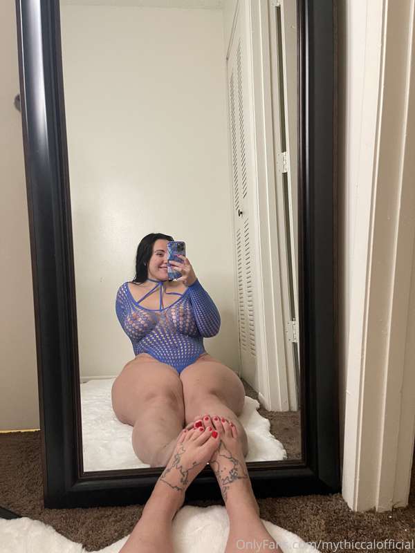 Bet you didn't even notice my toes were red 😏