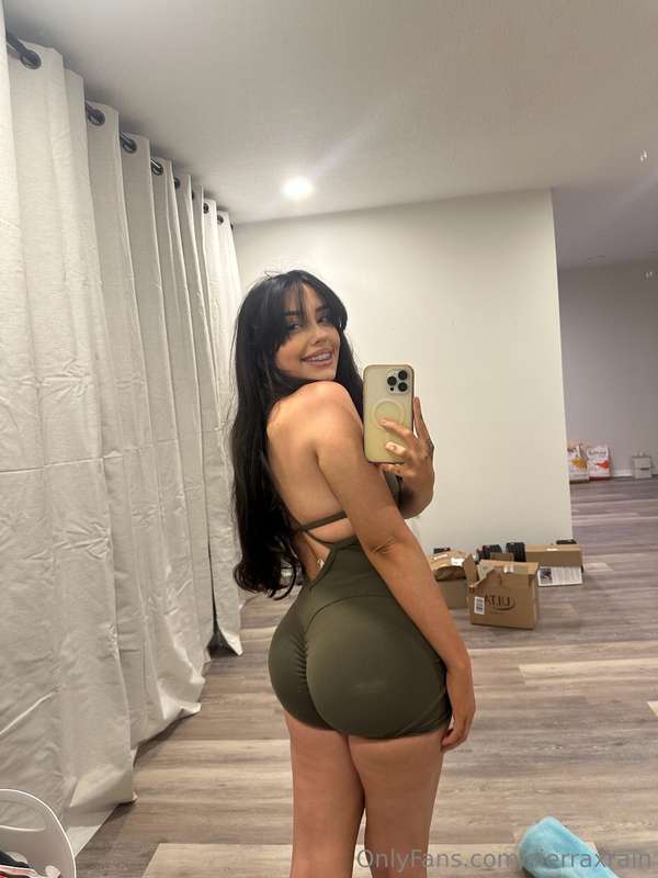 mirrors have the best view 👀🍑