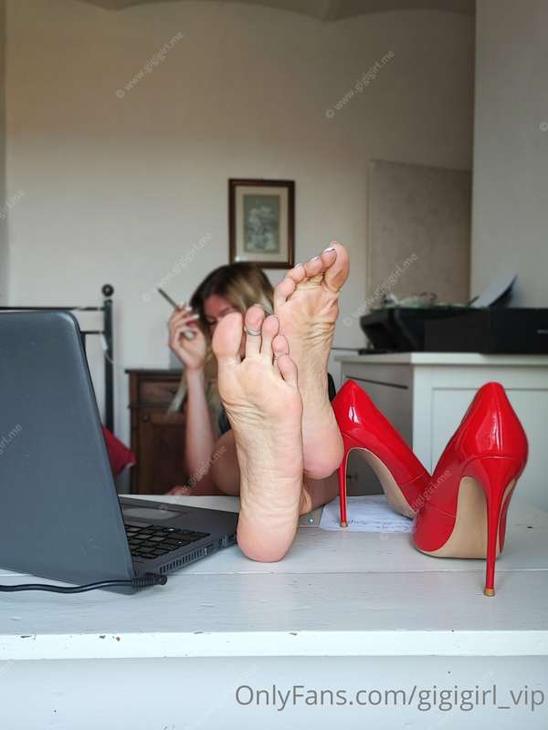 Imagine if I was your boss at the office 😎💋

SWIPE ➡️ for fu..