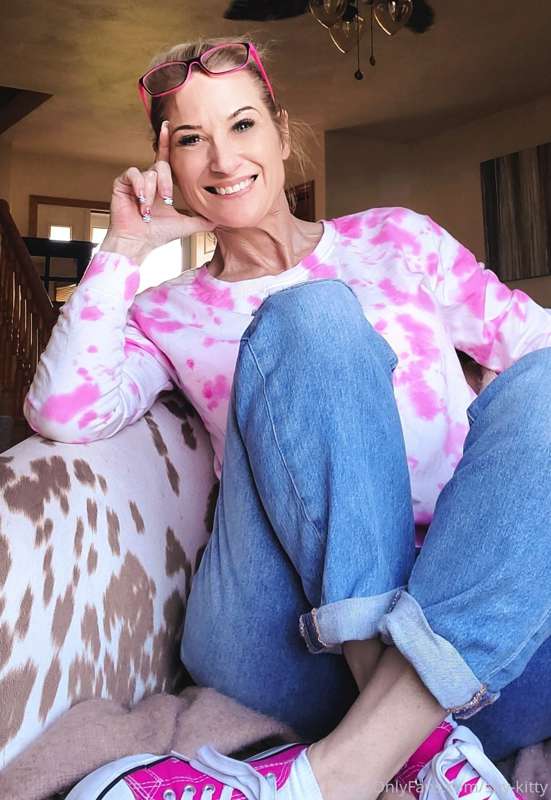 Chillaxin in my Sexy chair.....Just finished with the photog..